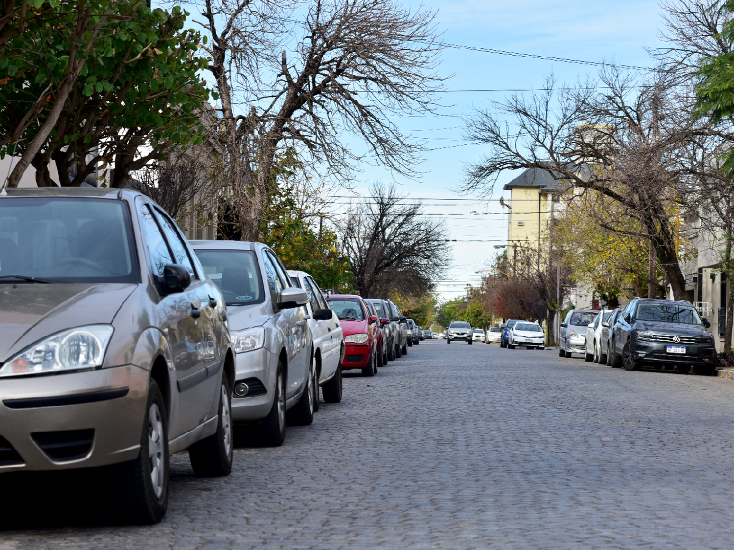 Estacionar ya cuesta $20 la hora y los autos coparon las calles aledañas