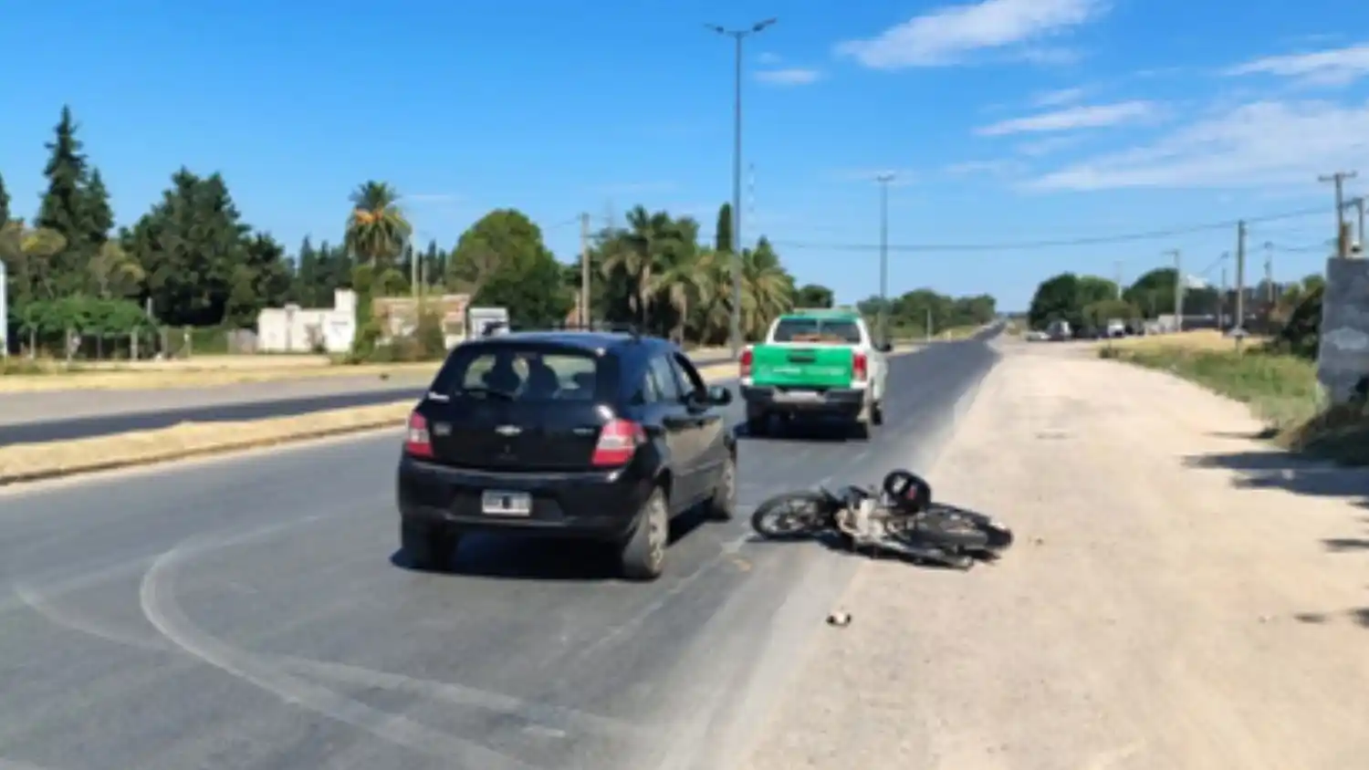Un automóvil y una moto colisionaron en Crucero General Belgrano y Ruta 1001. Una mujer resultó lesionada.