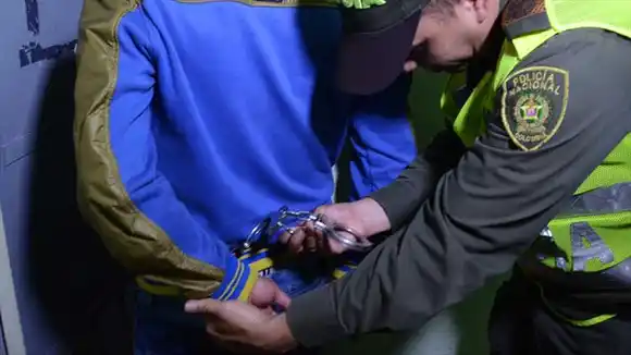 Capturan a alias «EL PROFE» un hombre que se vestía de estudiante para vender drogas en colegios de  Colombia