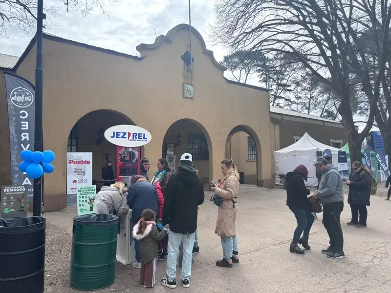 Los visitantes llenaron sus cupones con la esperanza de llevarse uno de los importantes premios.