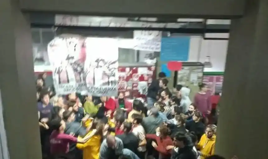 El insólito motivo que desató una furiosa y multitudinaria pelea en la Facultad de Filosofía