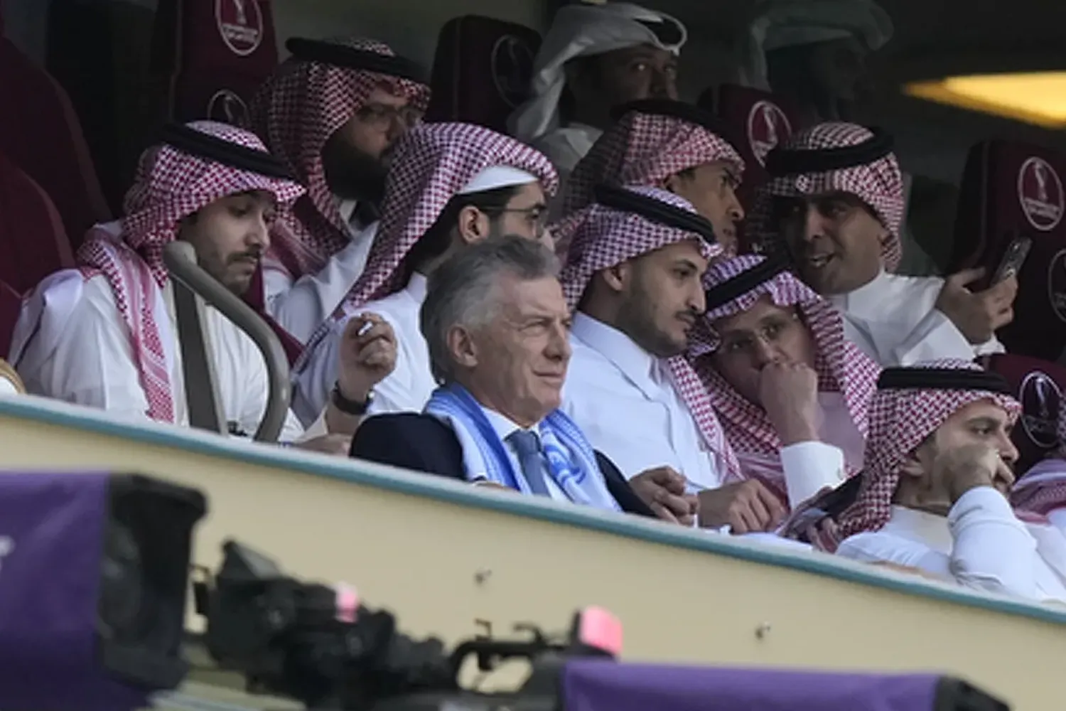 Mauricio Macri estuvo en el debut de la Argentina rodeado de jeques