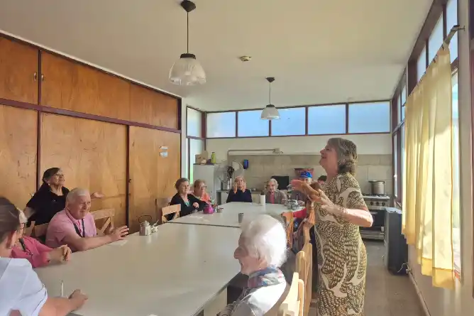 “Hilvanando Historias”: el taller que transforma los recuerdos en relatos vivos en el Hogar Municipal