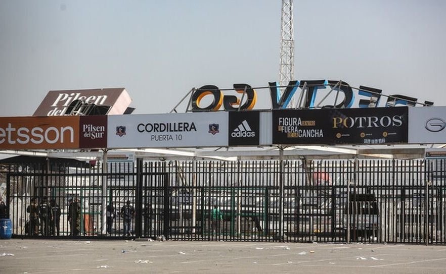 Colapsó parte del techo de una tribuna en un estadio: hubo varios heridos