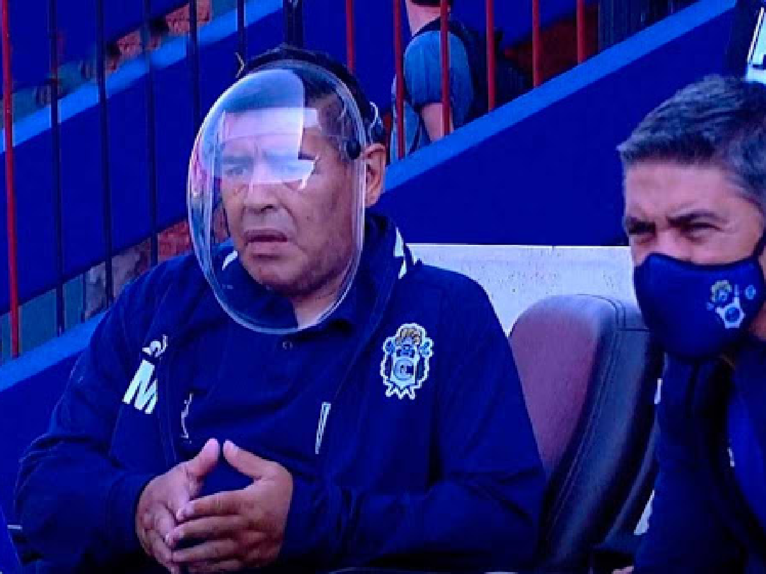 Maradona se encuentra aislado