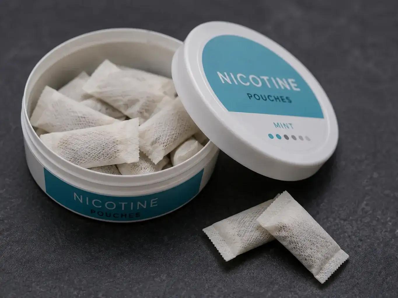 Las bolsitas de nicotina son pequeños sobres que se colocan entre la encía y el labio y liberan nicotina sin necesidad de humo ni combustión.