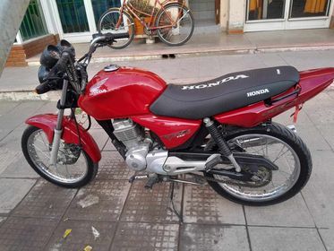 Dejó la moto afuera de su casa por media hora y se la robaron