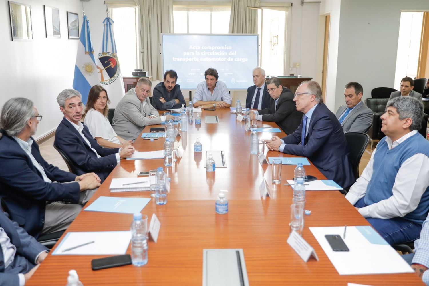 Acuerdo entre YPF, el Gobierno, la CNRT y la Federación de Camioneros para facilitar el transporte de mercaderías