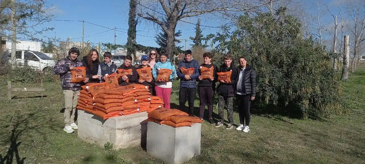 Crespo: estudiantes de la Escuela Integral N.º 11 participaron en jornada de trabajo en el Parque Ambiental