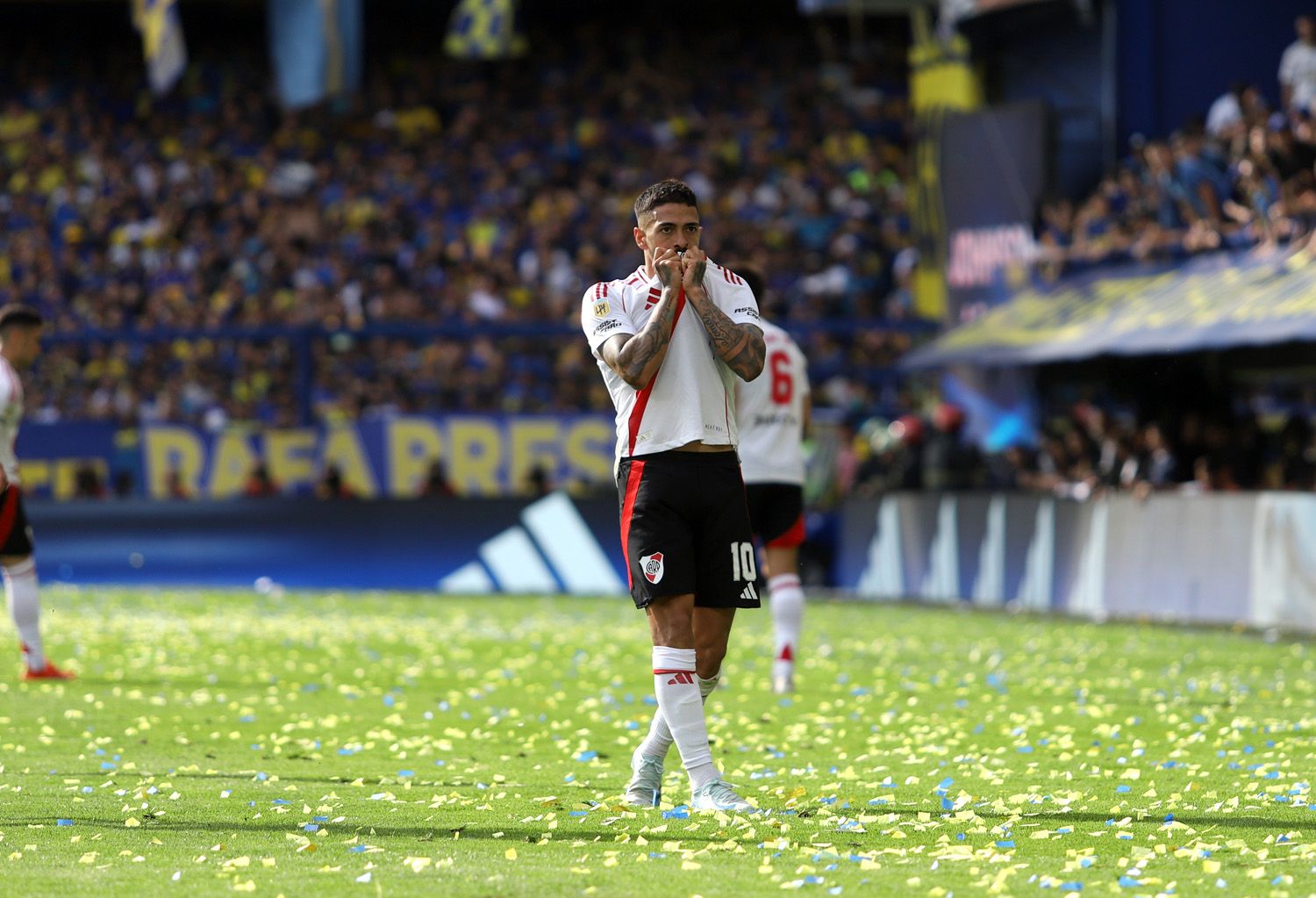 El festejo de Lanzini por su gol.