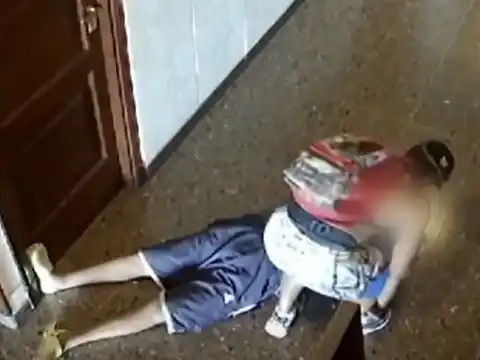 Al final de la filmación, se puede observar cómo se escapa rápidamente del lugar.