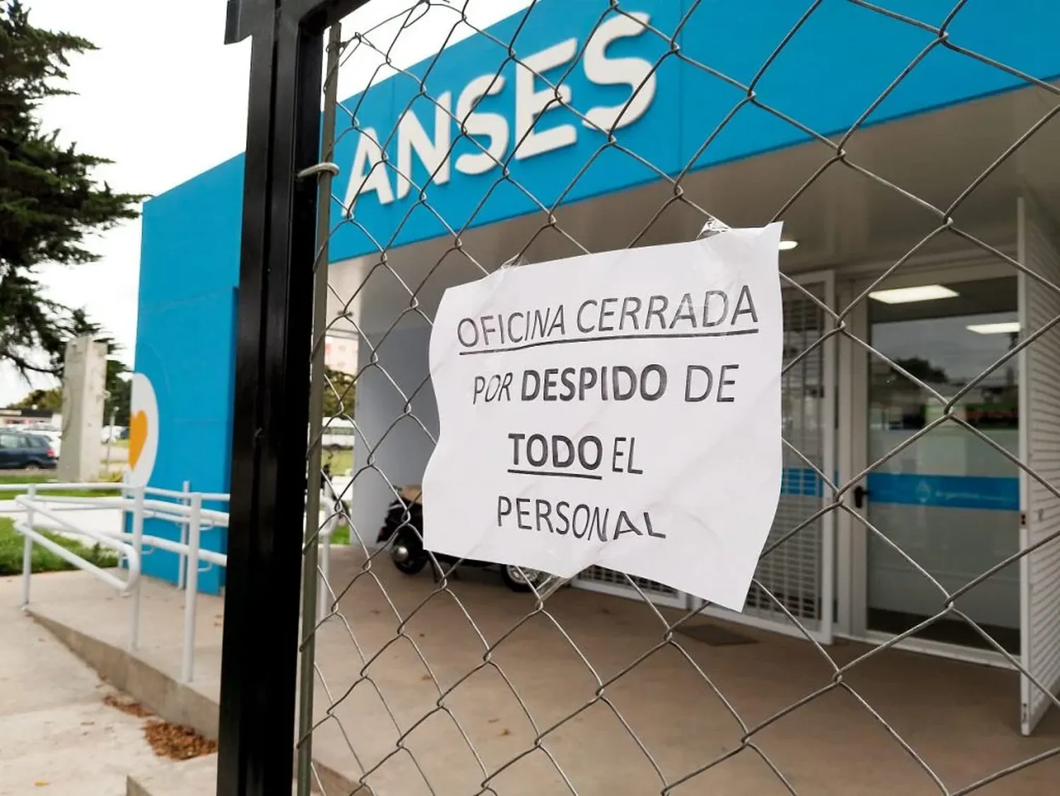 Anuncio por parte del establecimiento: "Oficina cerrada por despido de todo el personal"