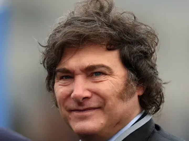 El presidente Javier Milei presenta su libro.