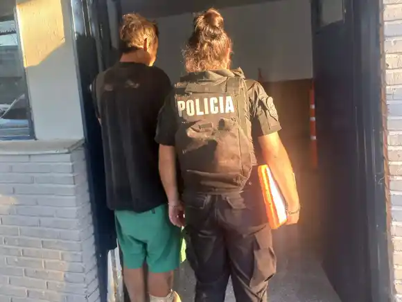 Un reconocido delincuente de la región intentó robar cosas del interior de un auto y lo atraparon