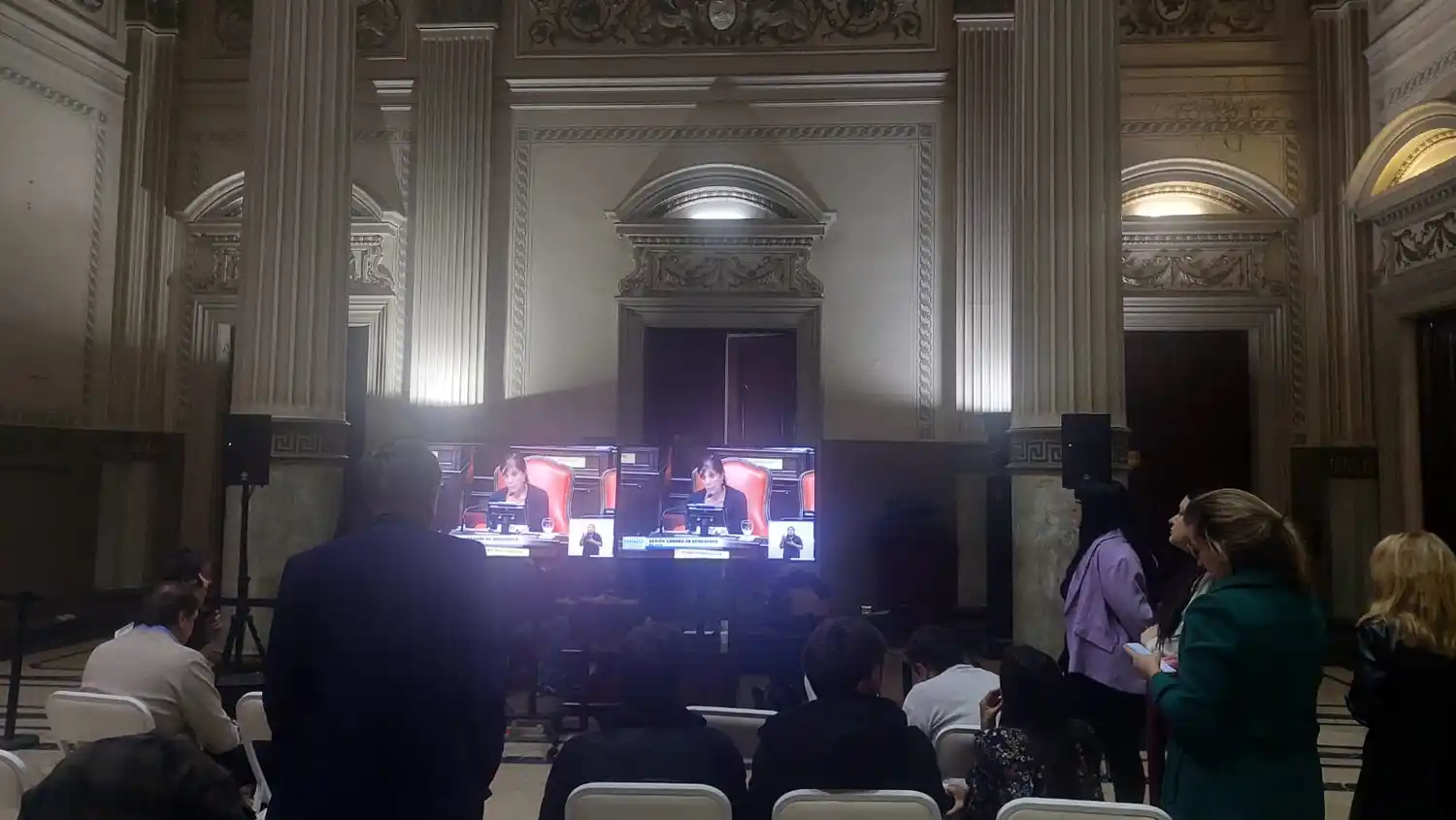 La prensa siguiendo el debate del martes 3 de junio desde el Salón Antonio Caffiero.