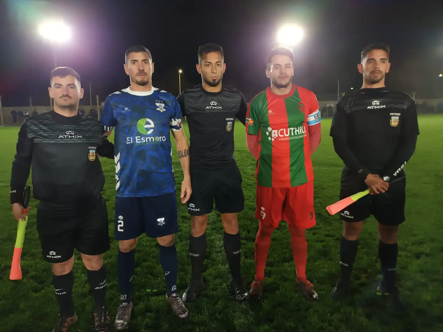 Los capitanes Barsottini y Ruiz Sánchez, con la terna arbitral, en el partido de ida.