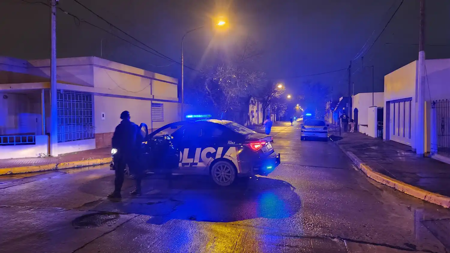 Despliegue policial noche patrullero arma de fuego ataque villa del parque necochea mosconi pdi 911 - 3