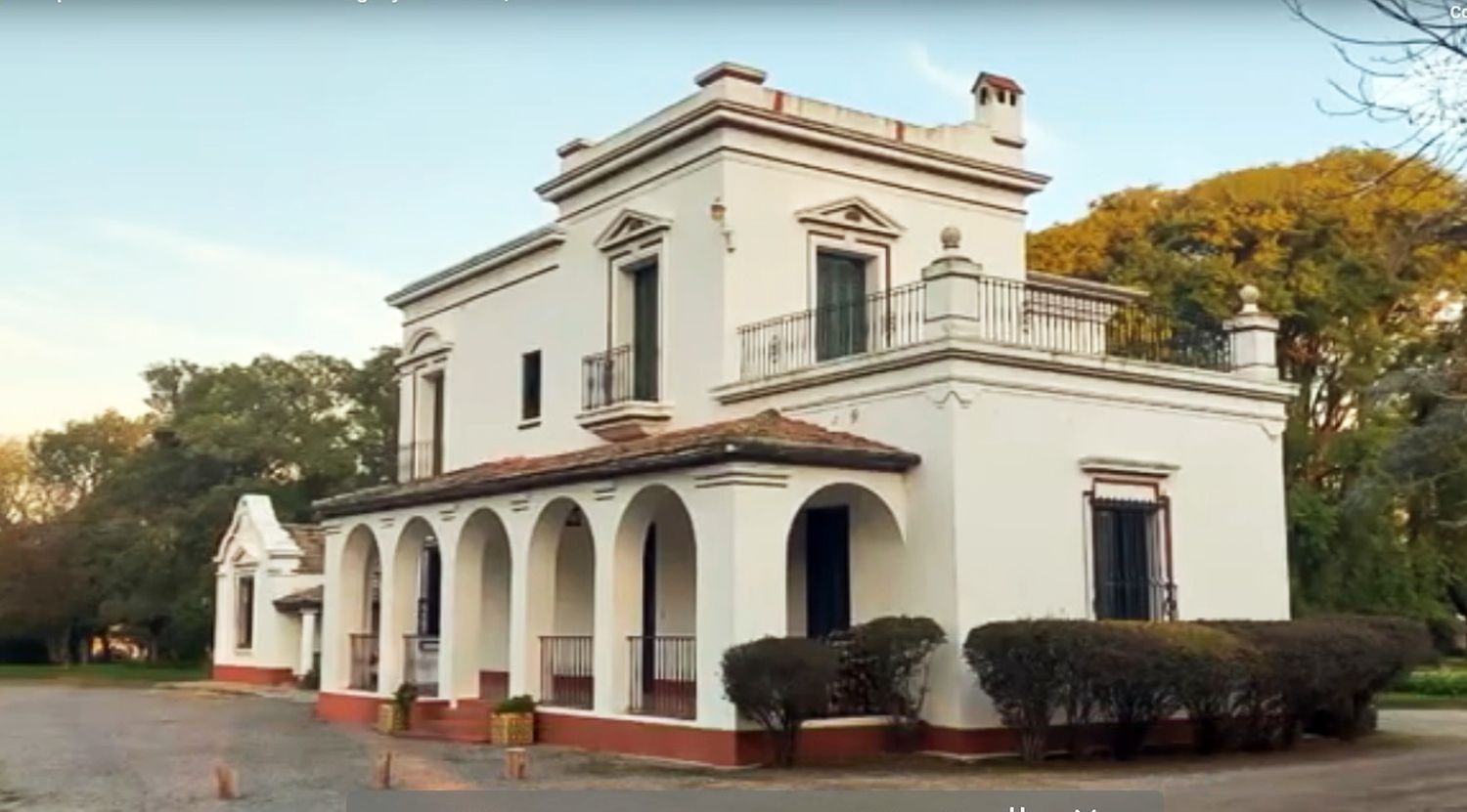 La estancia comprende 80 hectáreas y 1.200 metros cuadrados cubiertos.