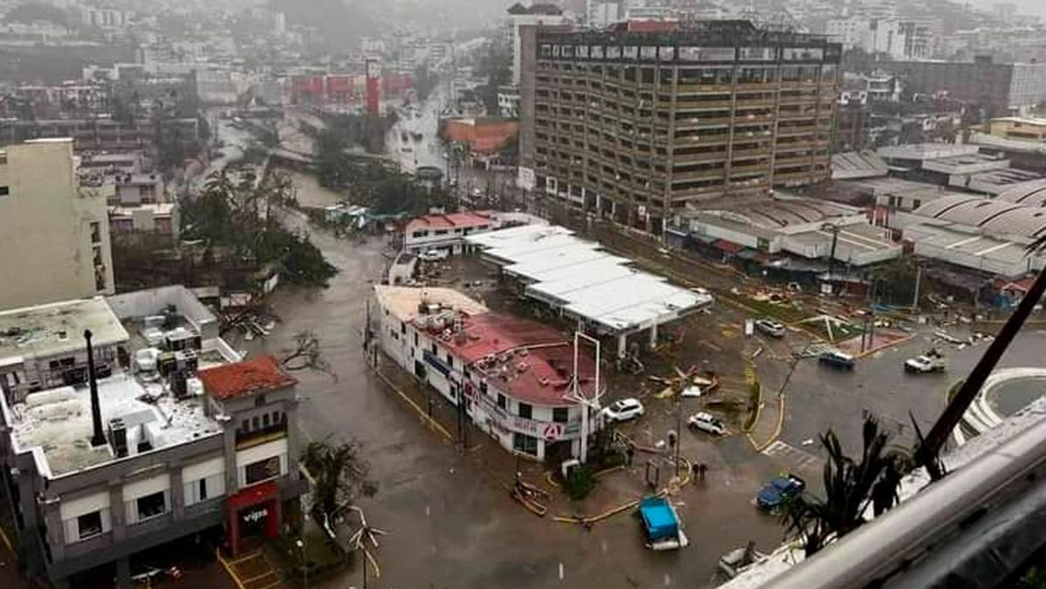 Acapulco está incomunicado por el huracán Otis