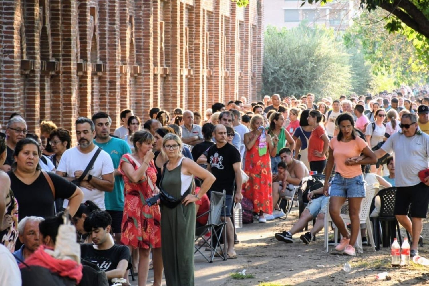 Pese al calor, cientos de personas acamparon para ver a Leda en el Metropolitano