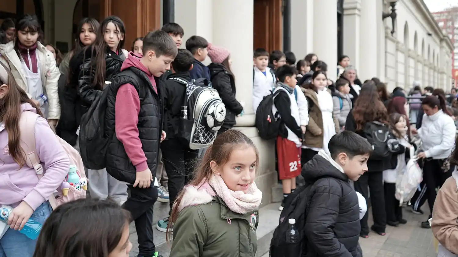 A la salida. Los chicos después del primer día de clases tras las vacaciones