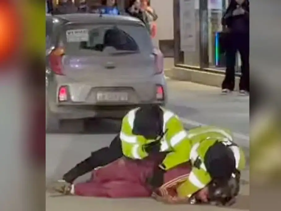 Un motociclista intentó evadir un control policial, atropelló a un oficial y fue detenido.
Fotografía: Agencia Noticias Argentinas/captura de video
