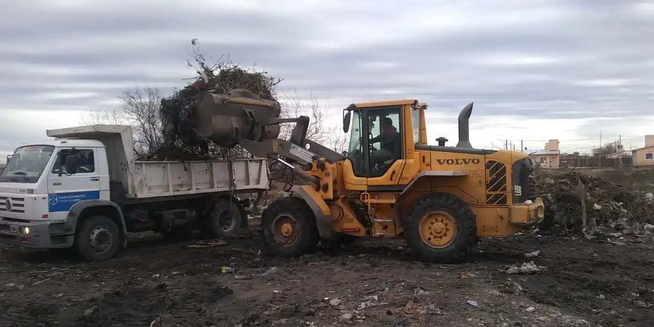 Treinta viajes de camiones para limpiar el basural de Montana y Misiones