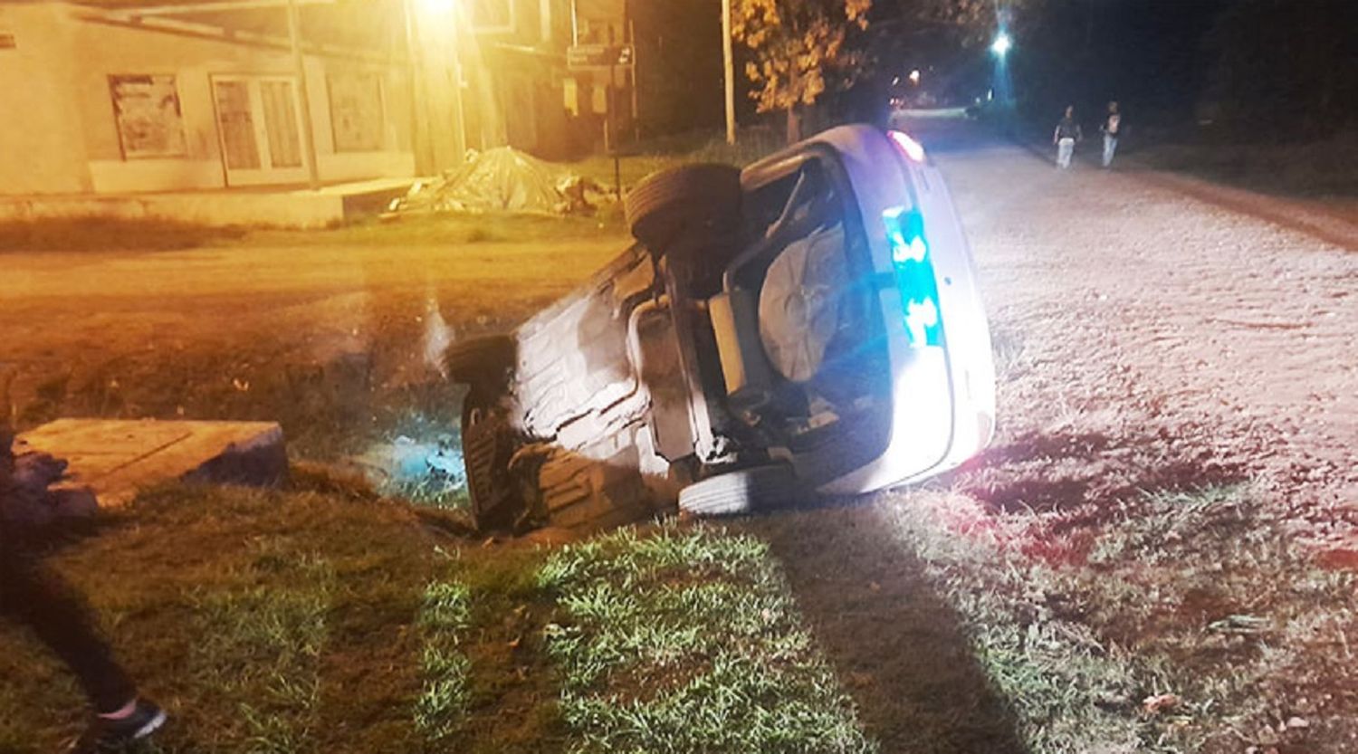 Un auto cayó en una zanja de desague: el conductor tenía 1.99 de alcohol en sangre