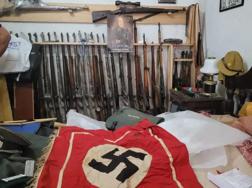 La Policía Federal incautó gran cantidad de armas y objetos de simbología nazi