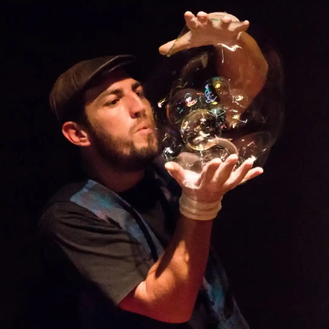 Sergio Saltapé interpretando al Profesor Burbuja y maravillando a su público con el espectáculo.