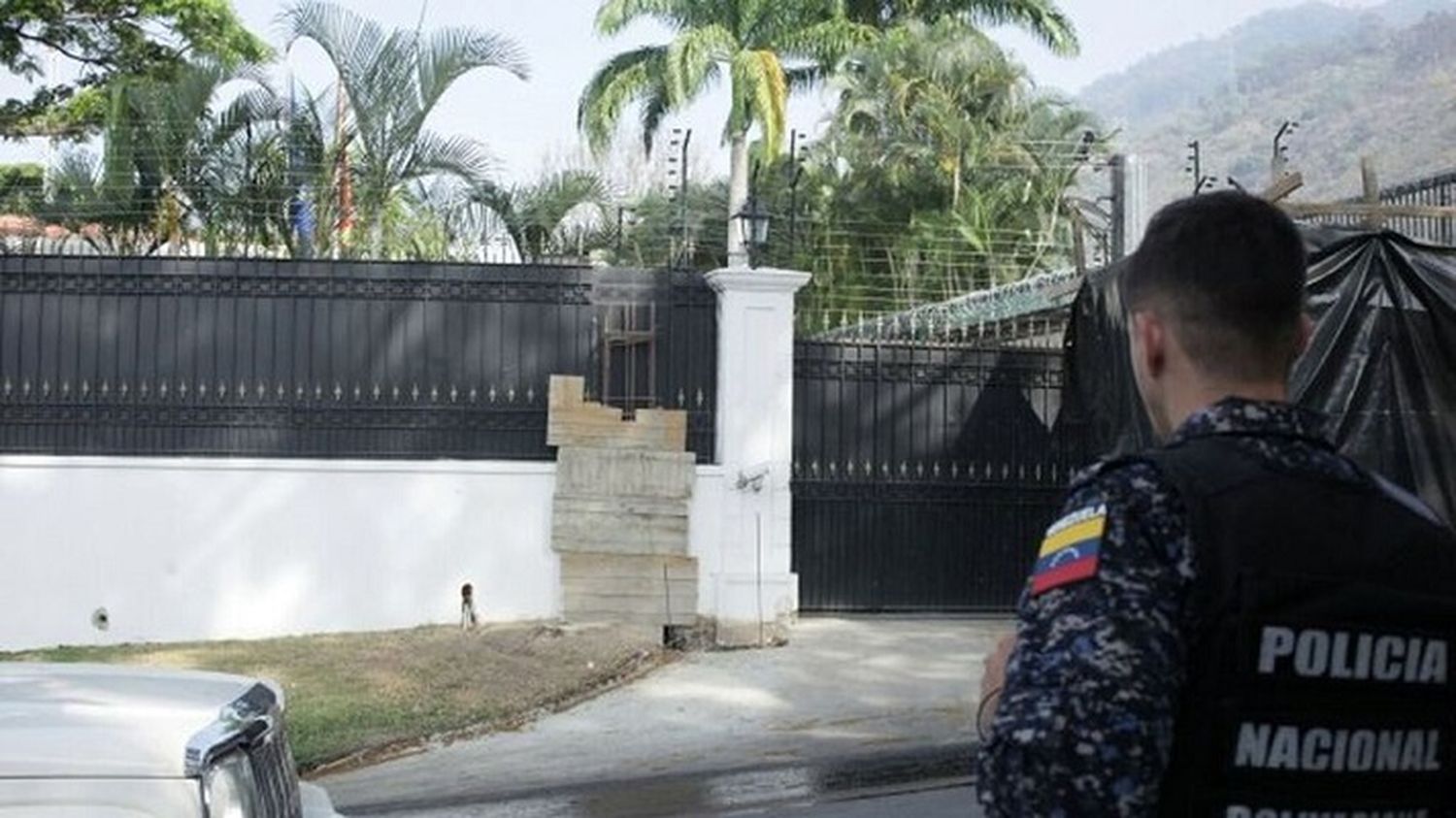 Sebin libera a seis vigilantes de la embajada de España en Caracas