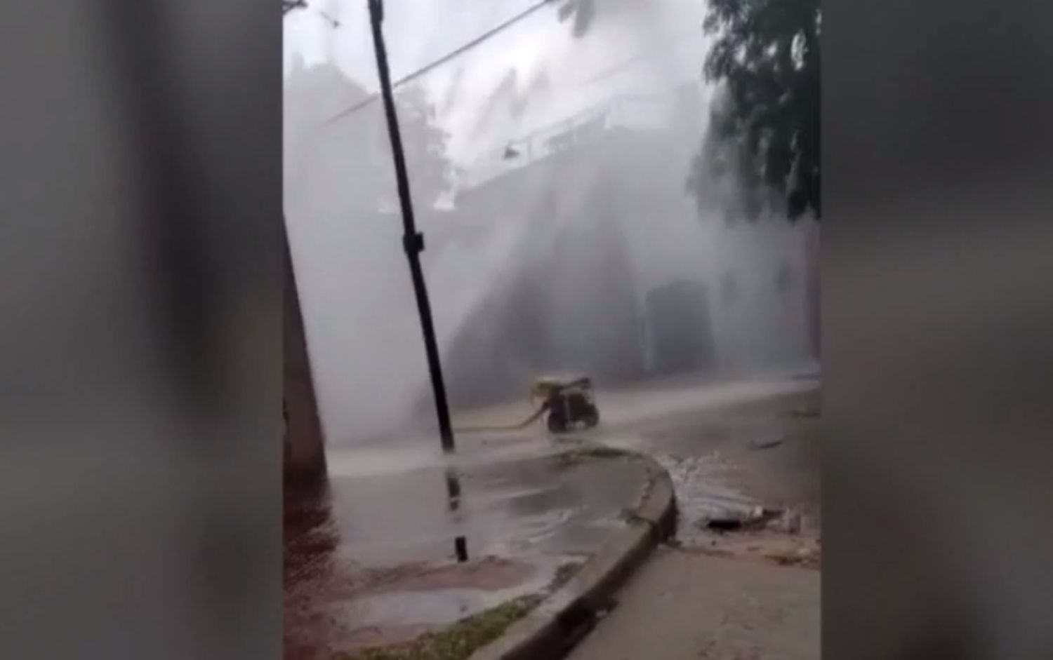 Por la rotura de un caño de agua se generó un verdadero geiser en plena calle