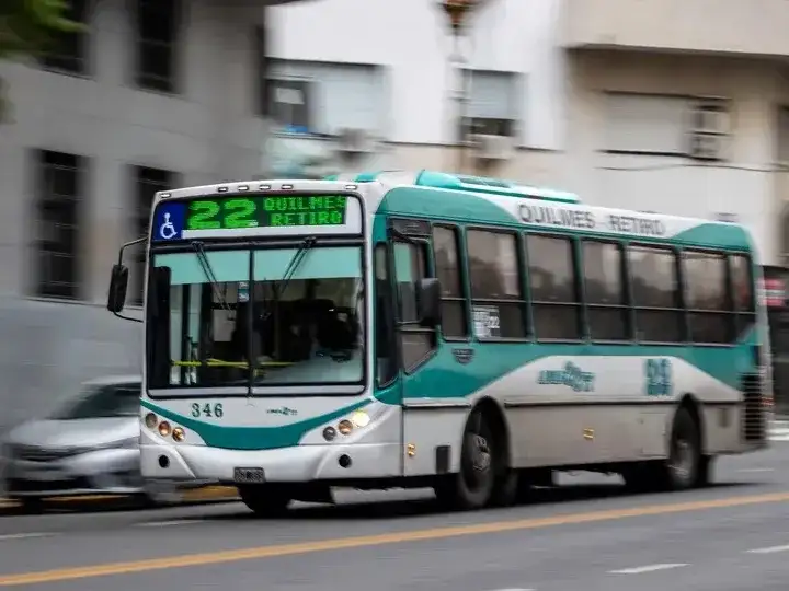 Hubo cruces entre el Gobierno y sectores opositores por la quita de los stickers de Malvinas en vehículos del transporte.