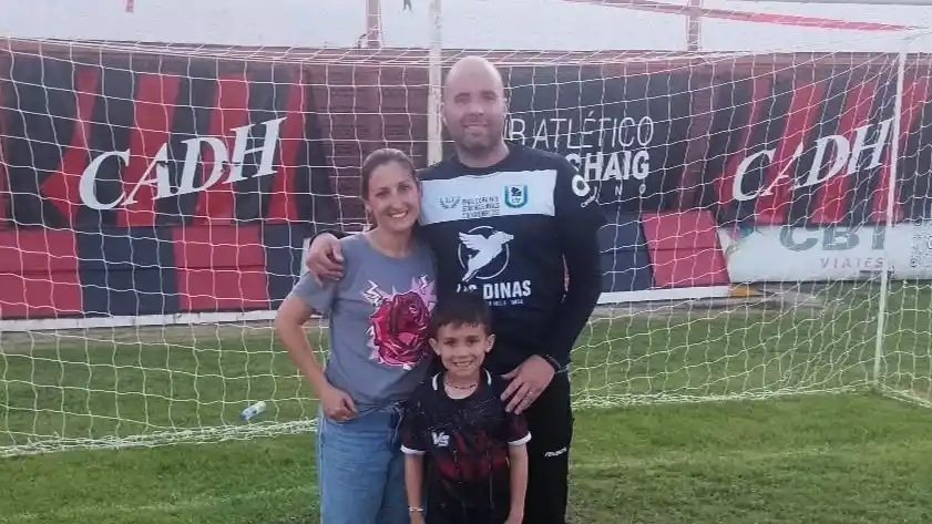 Festejo familiar en Pergamino, con su mujer Claudia y su hijo Danilo en el arco de la consagración por penales.