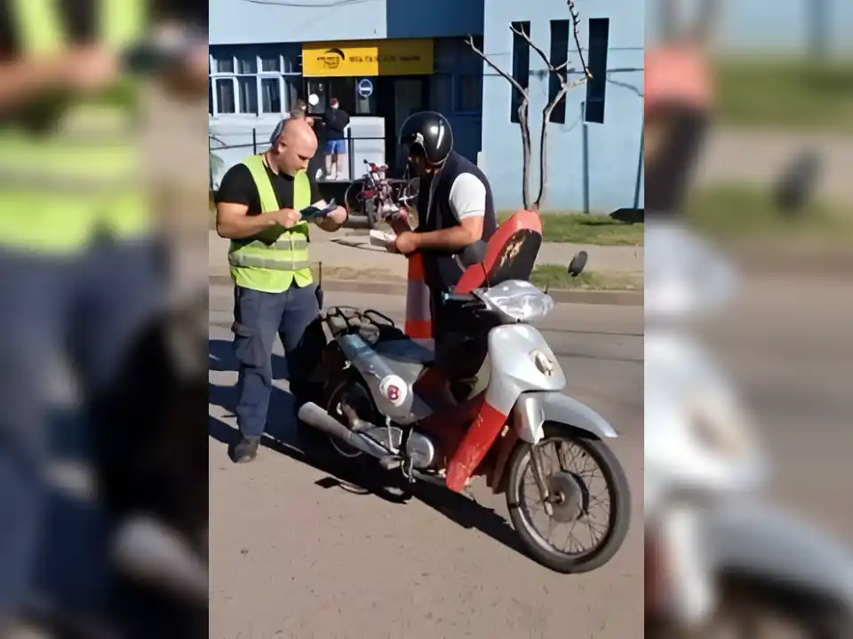 Se secuestraron 4 motos en un operativo de tránsito y se detuvo a un hombre que circulaba con documentación falsa.