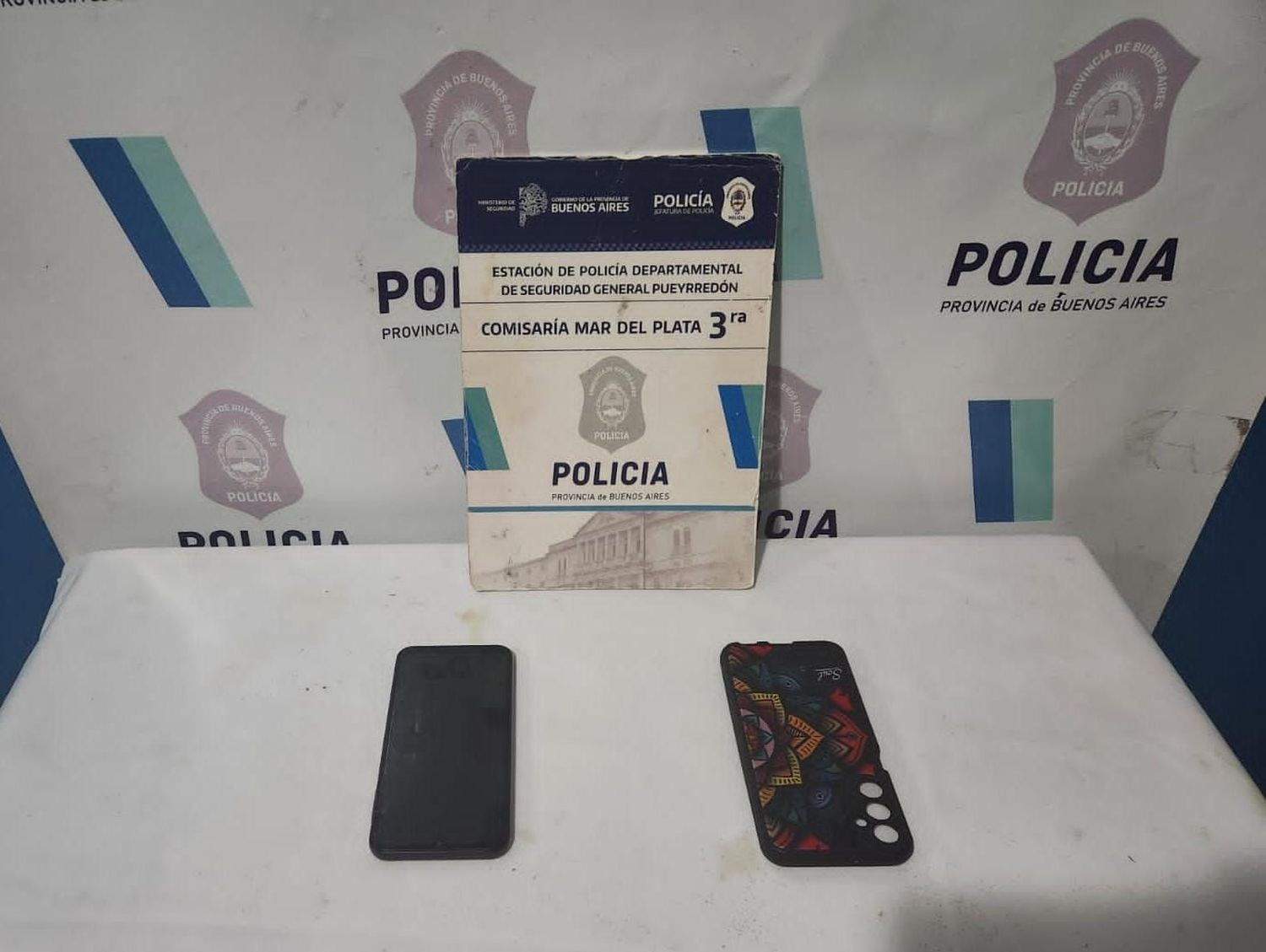 Encontró un celular en el taxi y quiso escapar