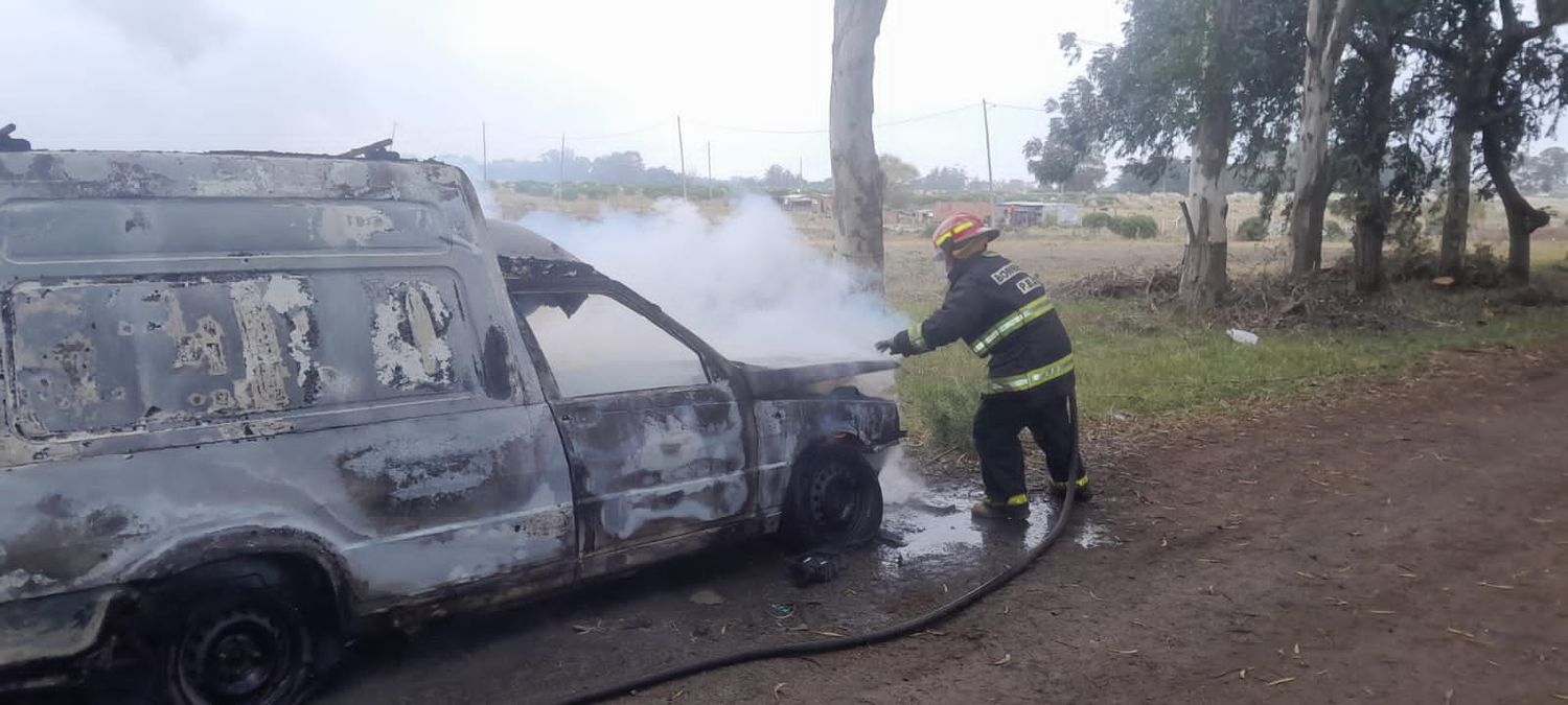 Incendio de vehículo en plena calle