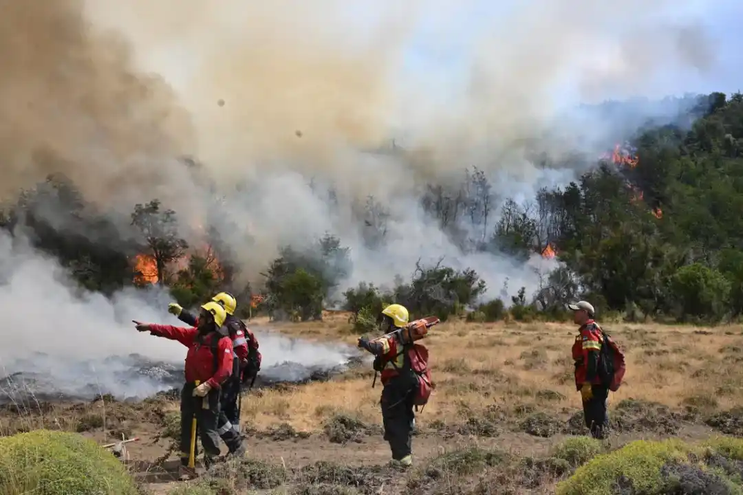Los incendios en Los Alerces y Nahuel Huapi “están próximos a controlarse”