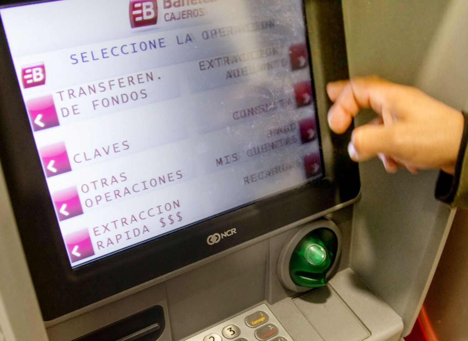 El Banco Central aumentó los montos máximos para extraer plata por cajeros automáticos