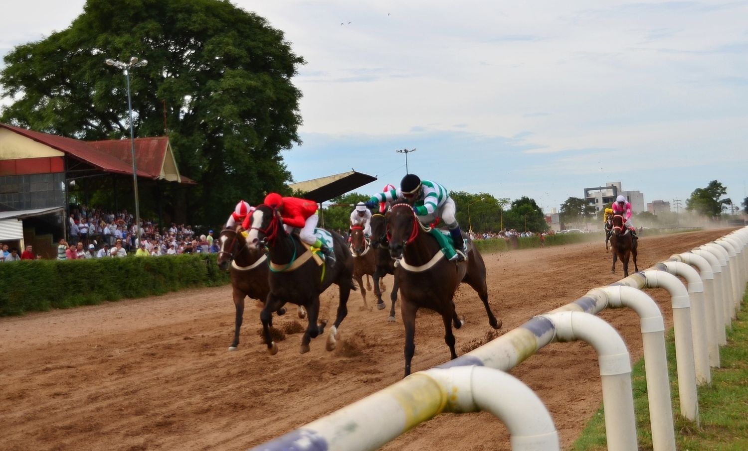 El Irupé se impuso en el Clásico Clausura en el Hipódromo local