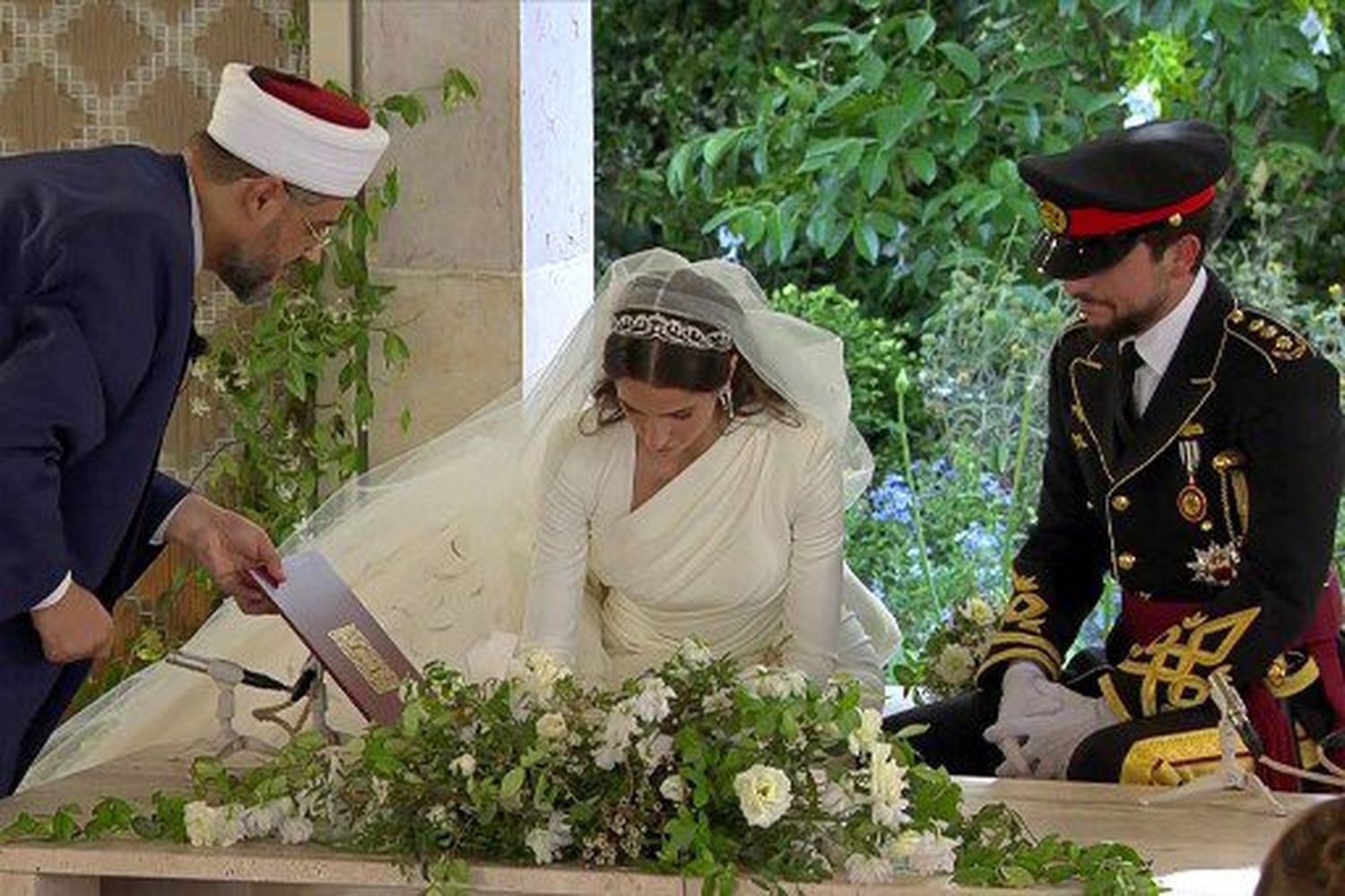 El príncipe heredero de Jordania Hussein y Rajwa al-Seif mientras firmaban. Foto AFP