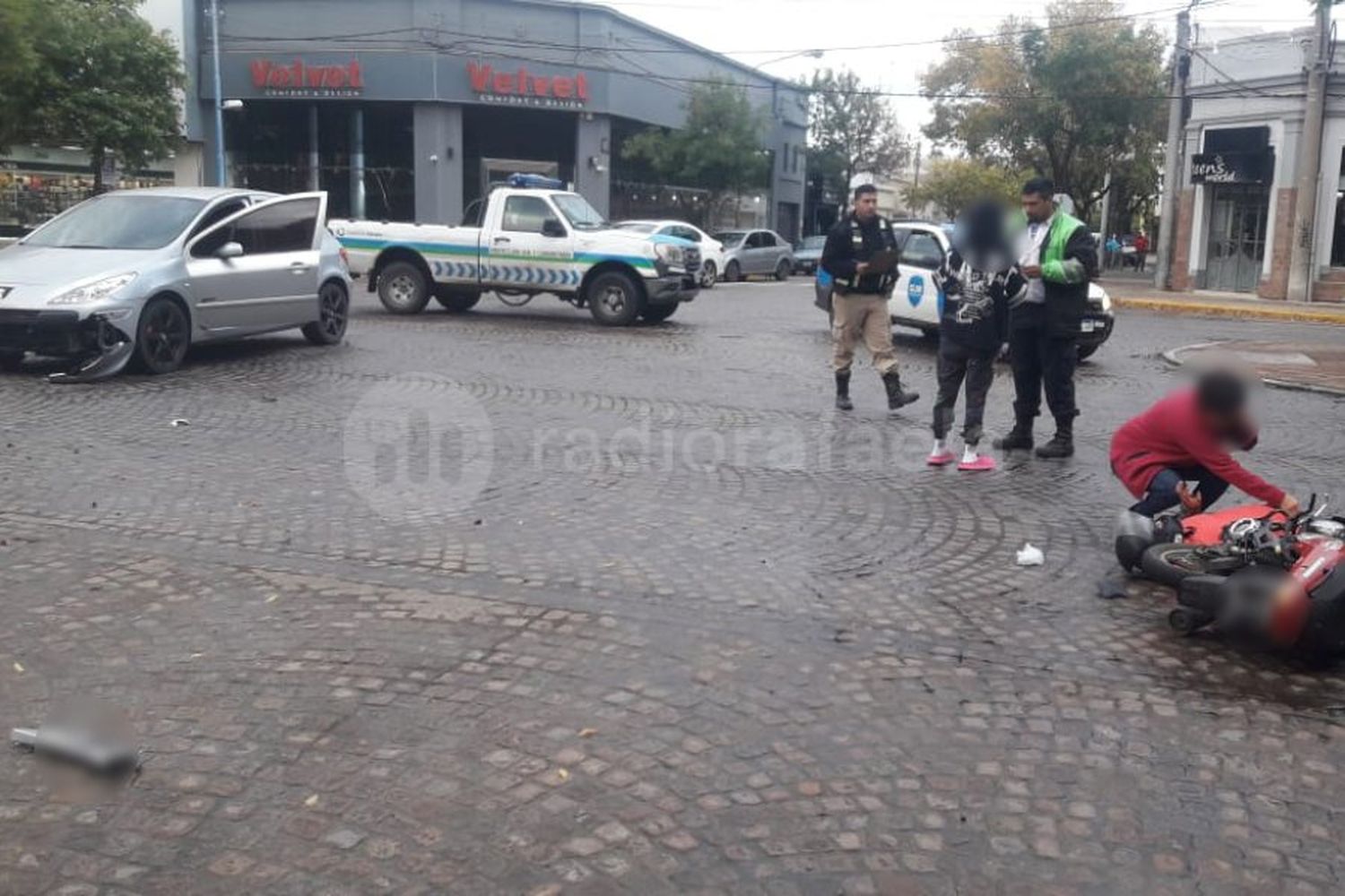 Iba con casco: una motociclista terminó tendida en el piso tras chocar contra un auto