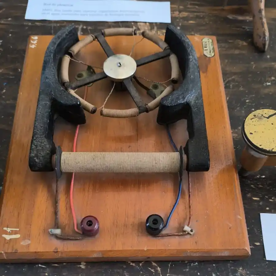 La Escuela Normal inauguró la muestra  “Aquel laboratorio de ayer”