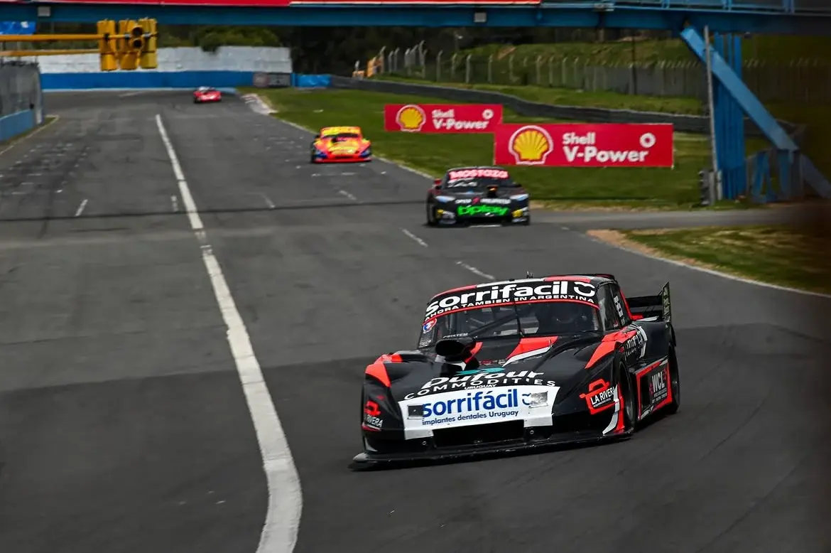 Juan María Tartaglino en una de las curvas del Autódromo de Rosario en el marco de la novena fecha del TC Mouras en donde quedó sexto (SSP FOTOGRAFIA)