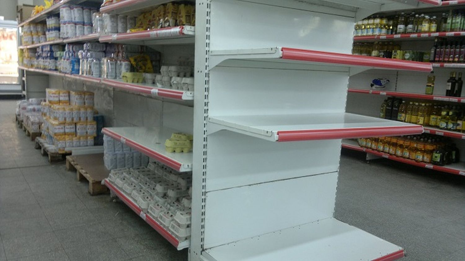 Stock limitado y aumentos del 10 al 25% en los alimentos de primera necesidad