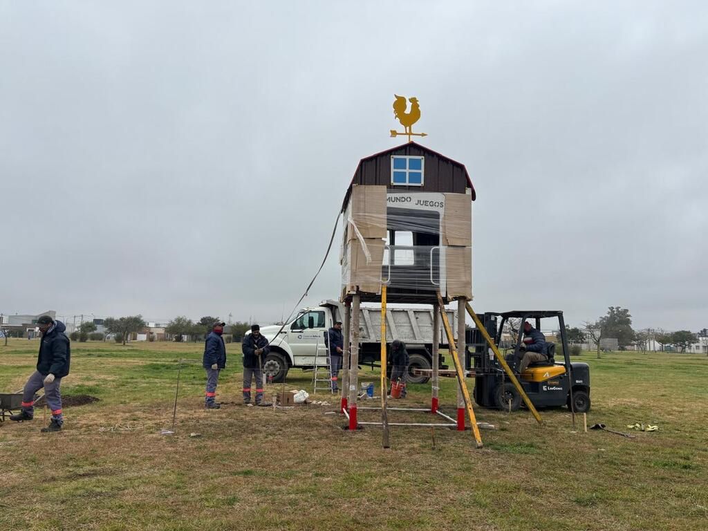 Colocan juegos en la Plaza de la Biodiversidad, en el barrio El Bosque