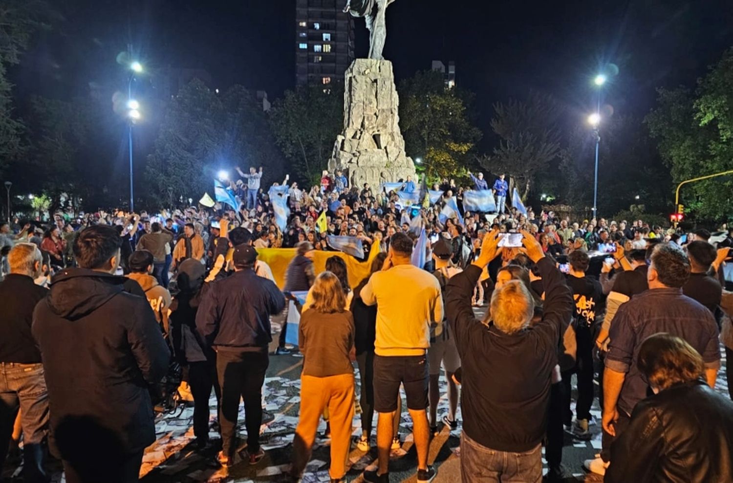 Fanáticos de Milei coparon el Monumento a San Martín