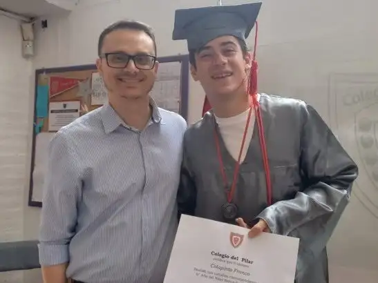 Franco Colapinto con el diploma de egresado.
