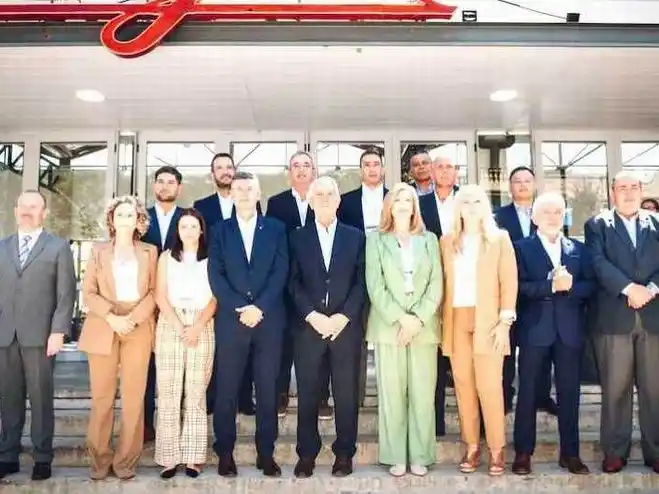 Intendentes de todo el país enfrentan al ministro Caputo
y piden el reparto del impuesto a los combustibles