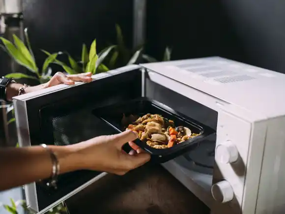 RÁPIDO Y FÁCIL: así puedes cocinar estos tres alimentos en el microondas (+Video)